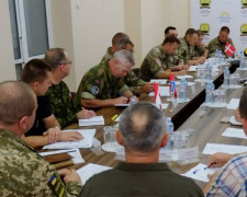 Жебривский рассказал военным наблюдателям о войне и переселенцах