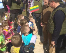 Визит премьер-министра Литвы в прифронтовую Авдеевку проходил под звуки взрывов (ФОТО)