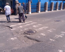 Опасная яма в Авдеевке вынудила обратиться в полицию (ФОТО)