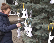 В Авдеевке на ветки деревьев опустились «Ангелы памяти» 