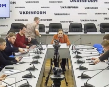 На донбасских КПВВ провели серьезный опрос о жизни, войне и надеждах (ВИДЕО)