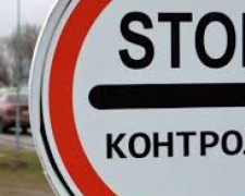 Сутки на КПВВ в Донецкой области: угнанный автомобиль, &quot;контрабанда&quot; и взятка