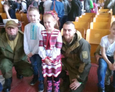 Школярі красиво і патріотично привітали добровольців (ФОТО)