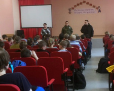 Полиция пришла в одну из школ Авдеевки (ФОТО)
