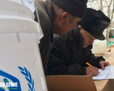 Жители ряда улиц в прифронтовой Авдеевке получили 15-литровые емкости для запасов воды