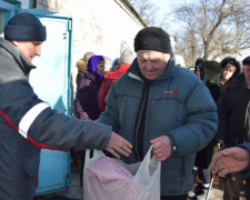 Жителям прифронтового села Ласточкино, что в пригороде Авдеевки, передали гуманитарный груз