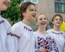 У День вишиванки авдіївські школярі завітали до захисників України з концертом (ФОТОФАКТ)