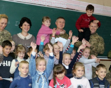 «Симики» порадовали авдеевских первоклассников (ФОТО + ВИДЕО)