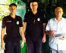 Авдеевские полицейские поздравили 92-летнего ветерана с Днем освобождения Донбасса