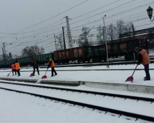 Железнодорожники Донбасса вступили в бой со стихией: опубликованы фото
