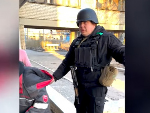 В Авдіївці поранених з палаючих будинків рятують поліцейські