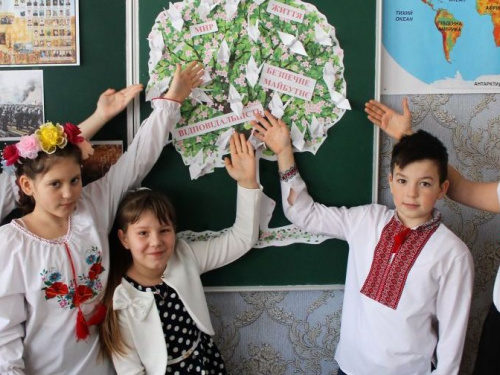 В школах Авдеевки почтили память Героев Небесной Сотни (ФОТО)