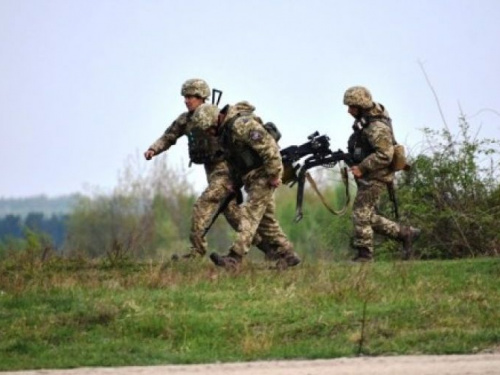 На Донбассе 14 обстрелов, ранен украинский военный