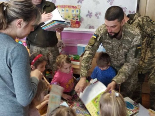 Авдеевские "симики" доставили детям в прифронтовых районах книги и рассказали об опасности мин (ФОТО)