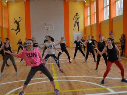 В Авдеевке девушки получили жаркий спортивный подарок (ФОТО)