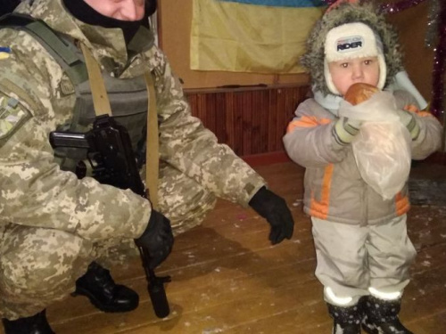 Авдеевские «симики» вырвались из снежного плена и доставили подарки (ФОТО)