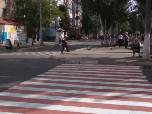 В Авдеевке освежают дорожную разметку (ФОТОФАКТ)