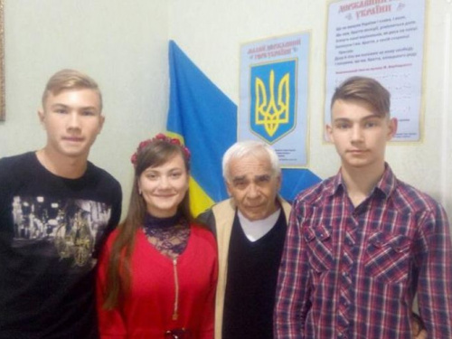 Авдеевские школьники-исследователи встретились с краеведом