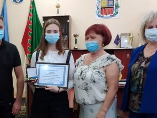 В Авдеевке вручили ключи от квартиры девушке, оставшейся без родителей