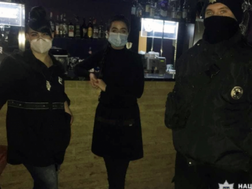 В Авдіївці поліцейські провели профілактичний рейд по місцевим розважальним закладам