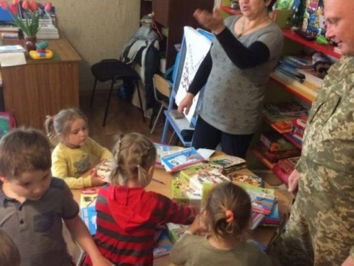 Авдеевские «симики» доставили подарки военным и детям (ФОТО)