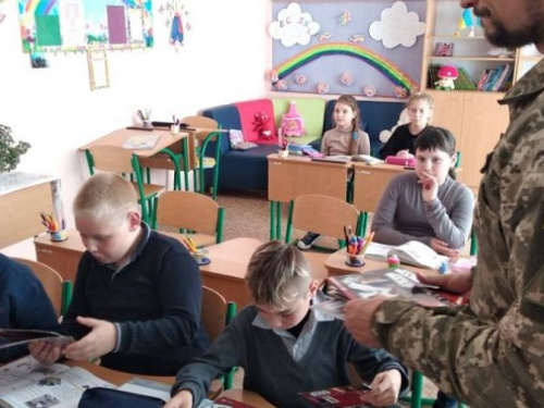 Авдеевские "симики" привезли в прифронтовые поселки книги-подарки для более 200 детей (ФОТО)