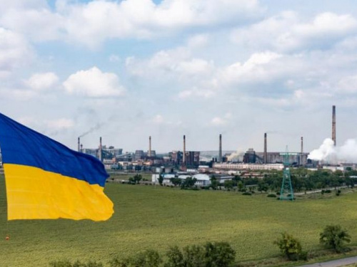 В Авдіївці в день звільнення від російських окупантів запустили величезний прапор України (ВІДЕО)