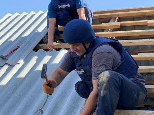 В Донецкой области спасатели ГСЧС восстанавливают жилые дома в прифронтовых населенных пунктах