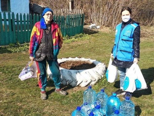 Сотрудники гуманитарного центра  оказали помощь в доставке воды, продуктов и лекарств одиноким людям села Новоселовка-2