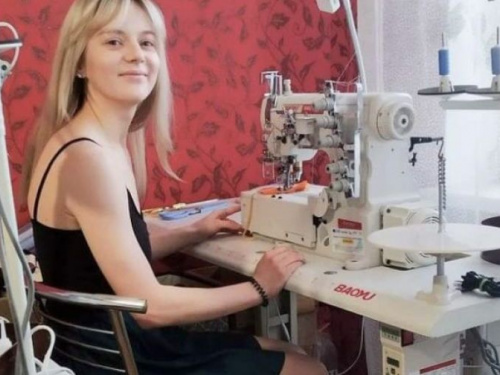 В Авдеевке благодаря гранту от Датского совета по делам беженцев девушка открыла свое дело по пошиву и ремонту одежды