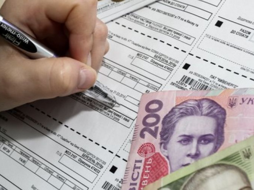 За долги по ЖКХ украинцам хотят запретить выезд за границу, управлять авто и охотиться