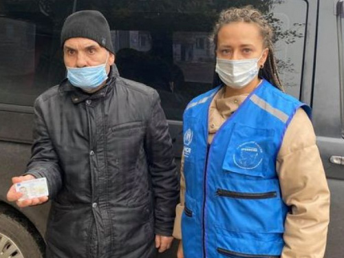 В Авдеевке сотрудники «Пролиски» помогли мужчине восстановить паспорт и идентификационный код