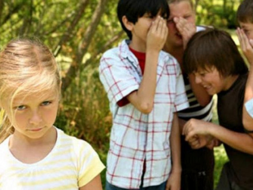 Полиция просит о фактах буллинга сообщать по "телефонам доверия"