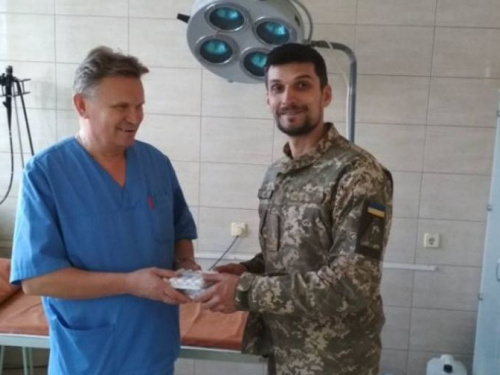 Авдеевские "симики" доставили в больницу хирургические нити, а в прифронтовые поселки – хлеб и воду
