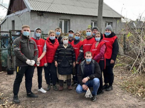 Молодёжь АКХЗ помогла одинокой, пожилой женщине подготовить дом к зиме 
