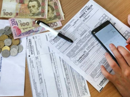 Депутаты предлагают удерживать у задолжников за коммуналку до 50% зарплаты