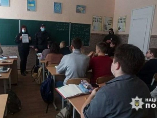 Авдіївські поліцейські та курсанти відомчого вишу поспілкувалися зі школярами
