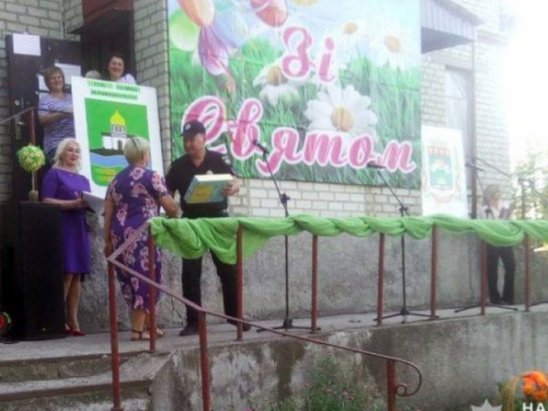 Полицейские Авдеевки приняли участие в праздновании Дня поселка Верхнеторецкое (ФОТО)