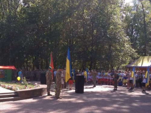 День независимости Украины отметили в Авдеевке молитвой, медалями, песнями и возложением цветов (ФОТО)