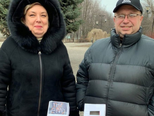 В Авдіївці провели вуличну акцію «Міняю цигарку на цукерку»