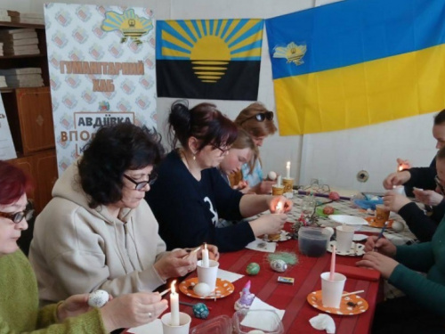 Великоднє диво своїми руками: в Кам'янському для авдіївців провели майстер-клас з писанкарства