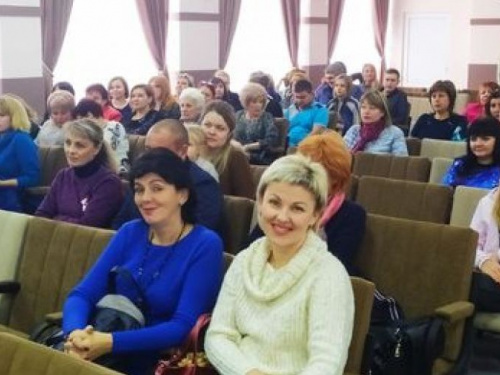  Теплые слова, благодарности и концерт: в Авдеевке поздравили работников соцсферы (ФОТО)