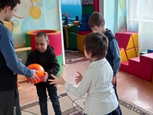 Волонтери привезли особливим дітям Авдіївки спортивне обладнання та солодощі