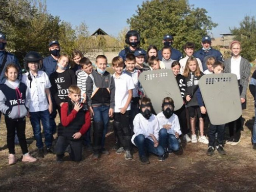 Взвод быстрого реагирования  поздравил авдеевских школьников с Днем защитника Украины