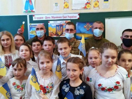 Школьники Авдеевки поздравили украинских защитников с Днем вооруженных сил