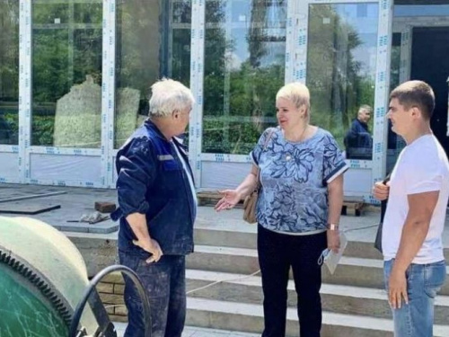 В Авдеевке проинспектировали ремонтные работы в АЦГБ и музшколе