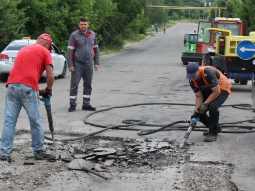 На территории Авдеевки находится "ничейный" разбитый участок дороги (ФОТО+ДОКУМЕНТ)
