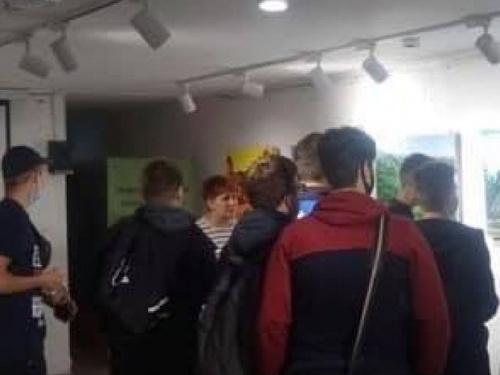 Учащиеся авдеевского ПТУ посетили выставку «Пейзажи, созданные  любовью»