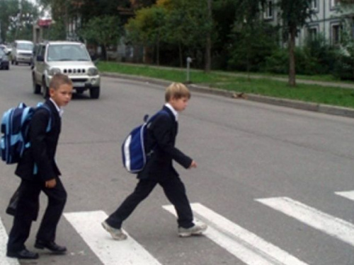 Правоохранители обращаются к водителям с просьбой быть внимательными к маленьким пешеходам