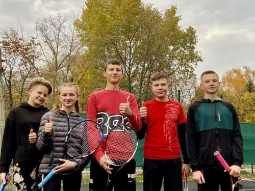 Современное оборудование и новый формат тренировок: спортсмены  протестировали теннисную пушку (ВИДЕО)